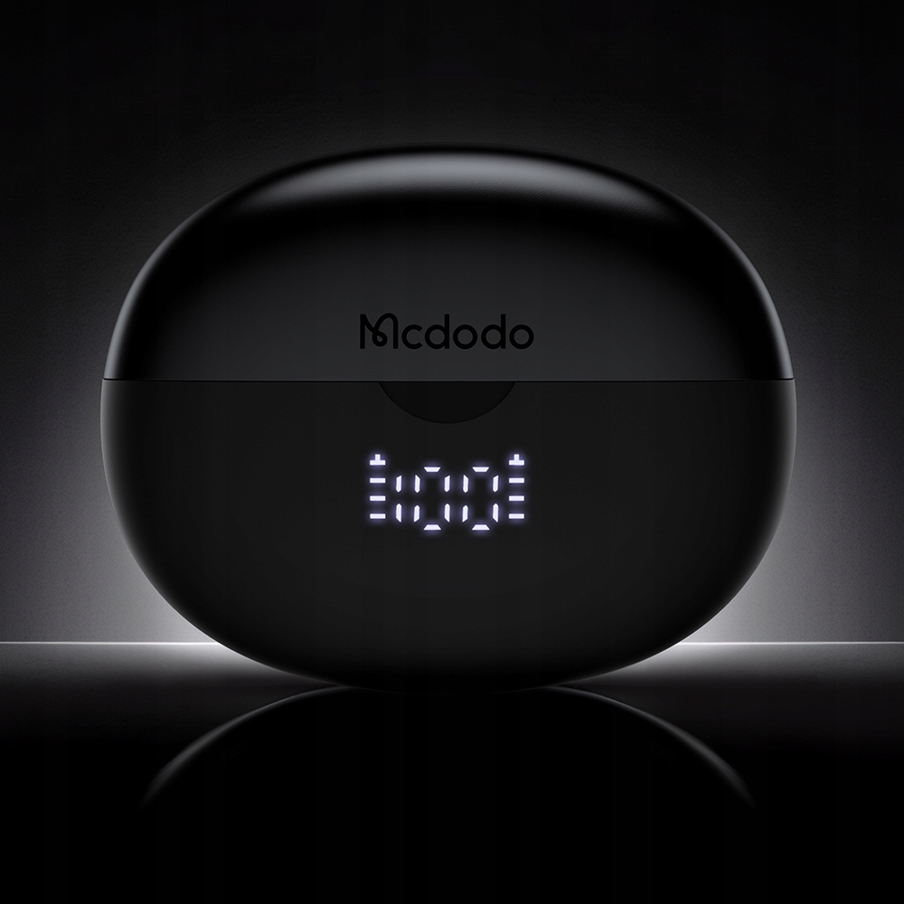 Una custodia di ricarica nera per auricolari Mcdodo con display LED digitale, su una superficie riflettente.