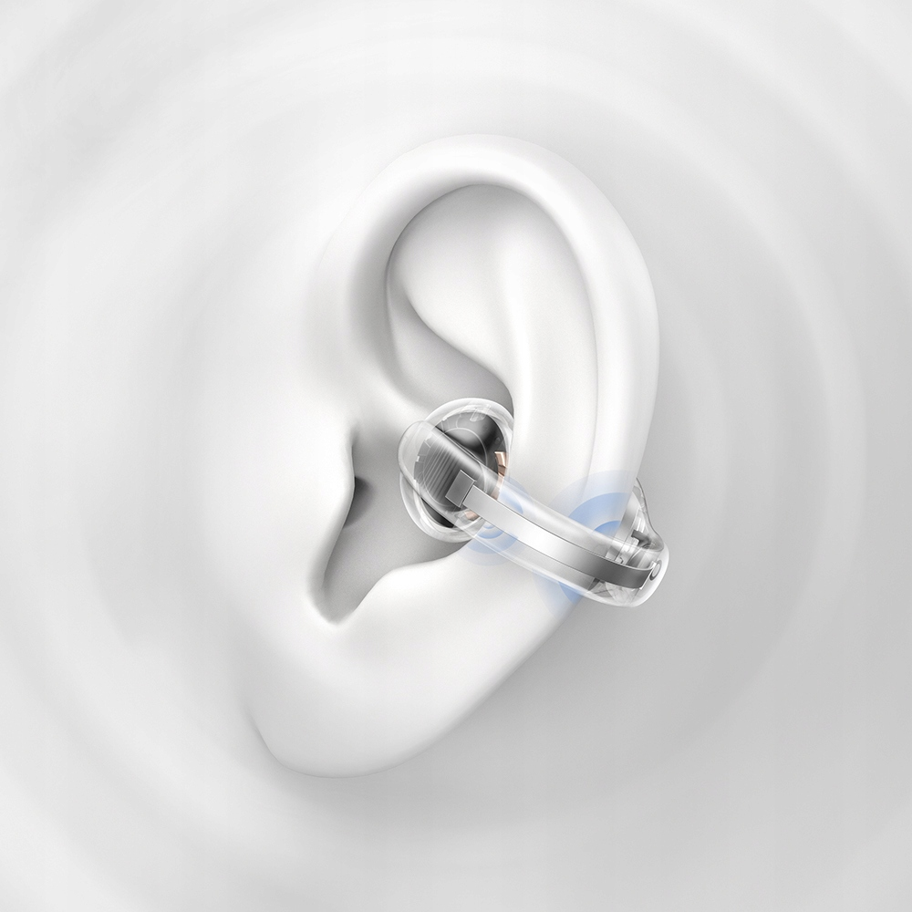 Un modello di orecchio bianco con un auricolare futurista trasparente su sfondo chiaro.