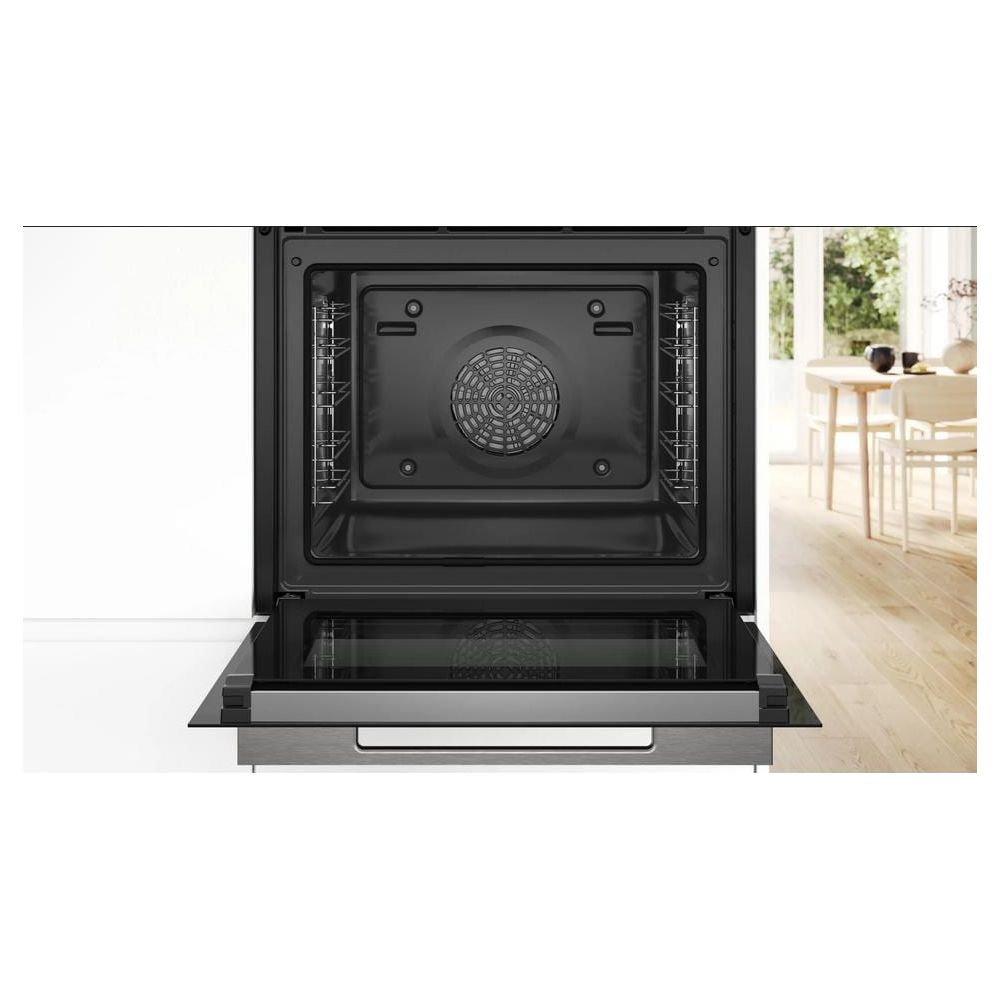 Un four noir ouvert et vide montrant l'intérieur avec un ventilateur et des grilles latérales.