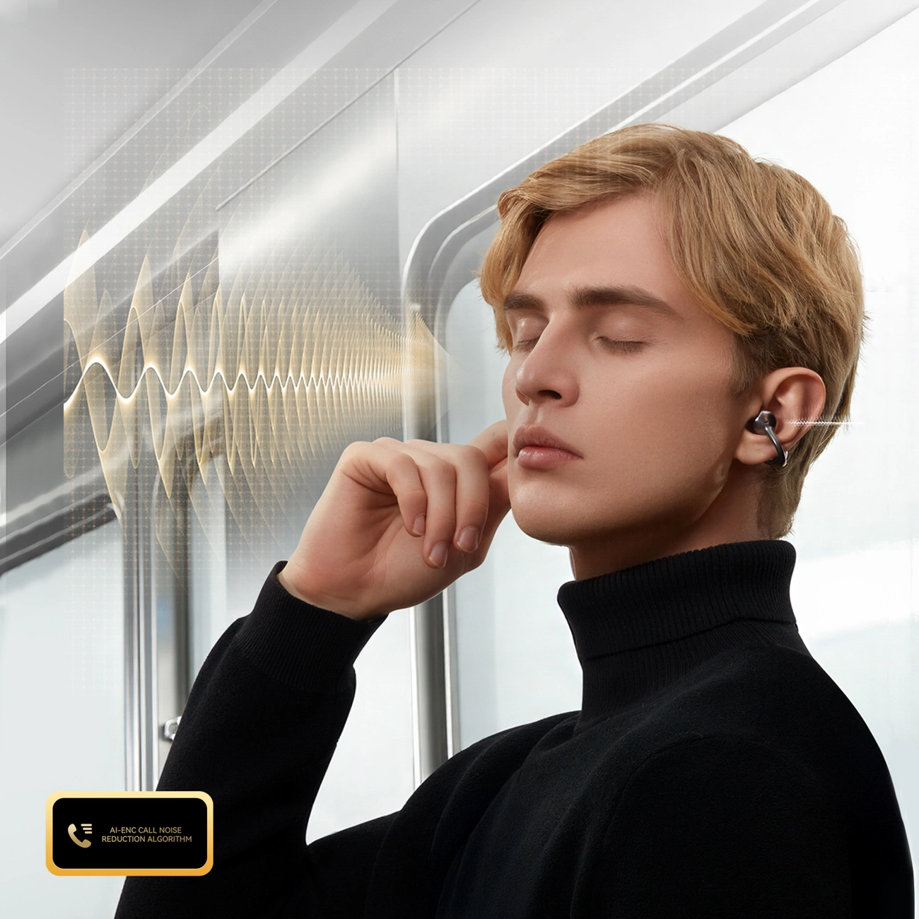 Un uomo biondo con dolcevita nero indossa auricolari con un grafico di onde sonore gialle accanto.