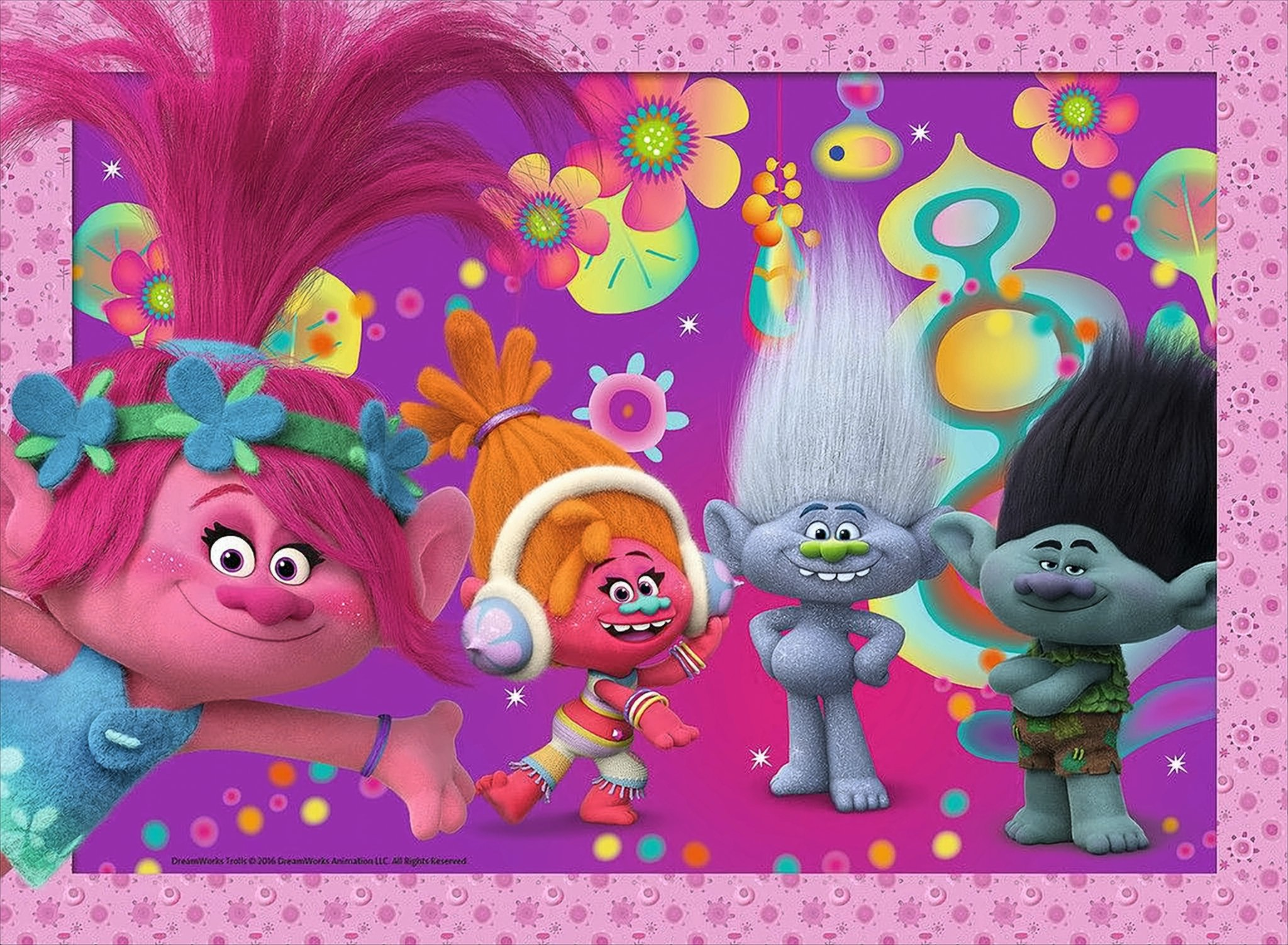 Vier bunte Trolle posieren vor einem lila Hintergrund mit psychedelischen Blumen.