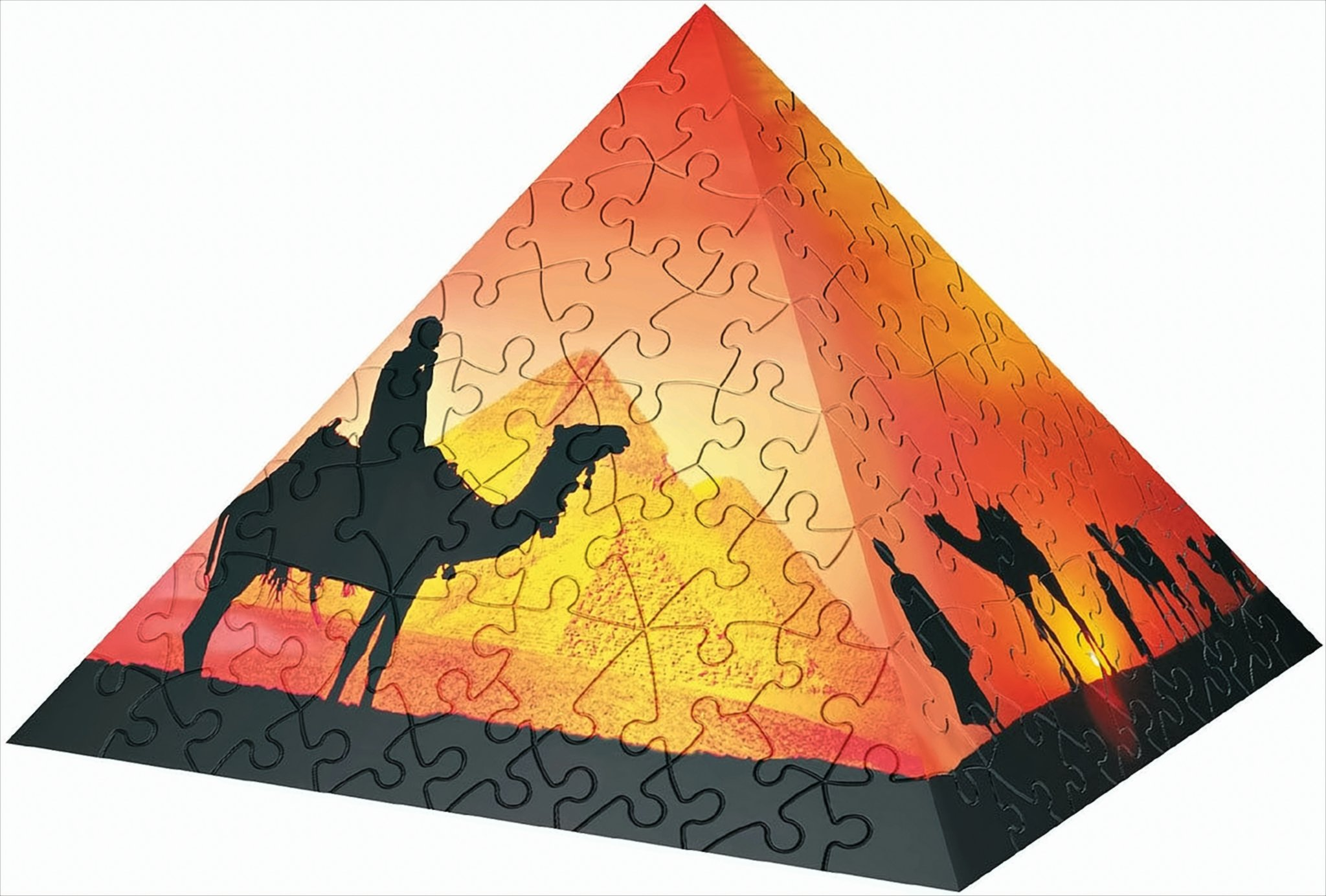 Ein 3D-Pyramidenpuzzle zeigt eine Wüstensonnenuntergangssilhouette mit Kamel und Pyramiden im Hintergrund.