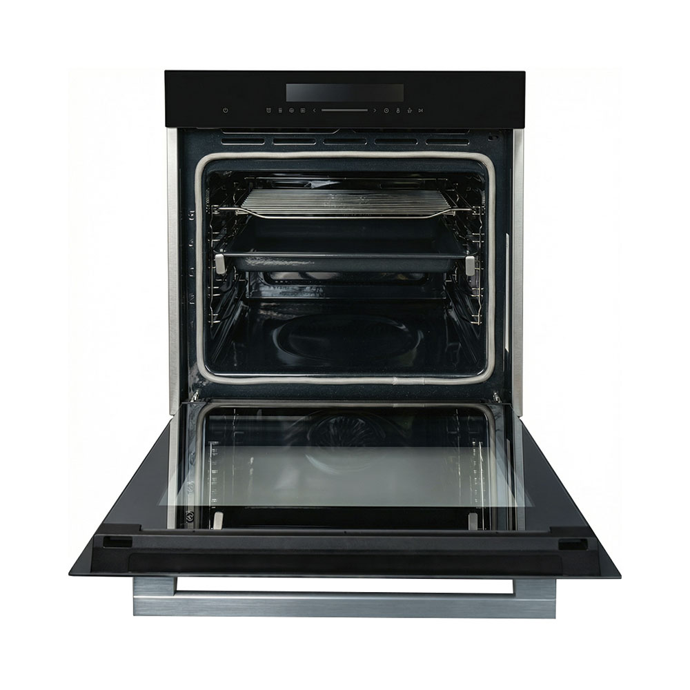 Vue de face d'un four encastrable moderne noir et en acier inoxydable avec la porte ouverte, une grille et une plaque.