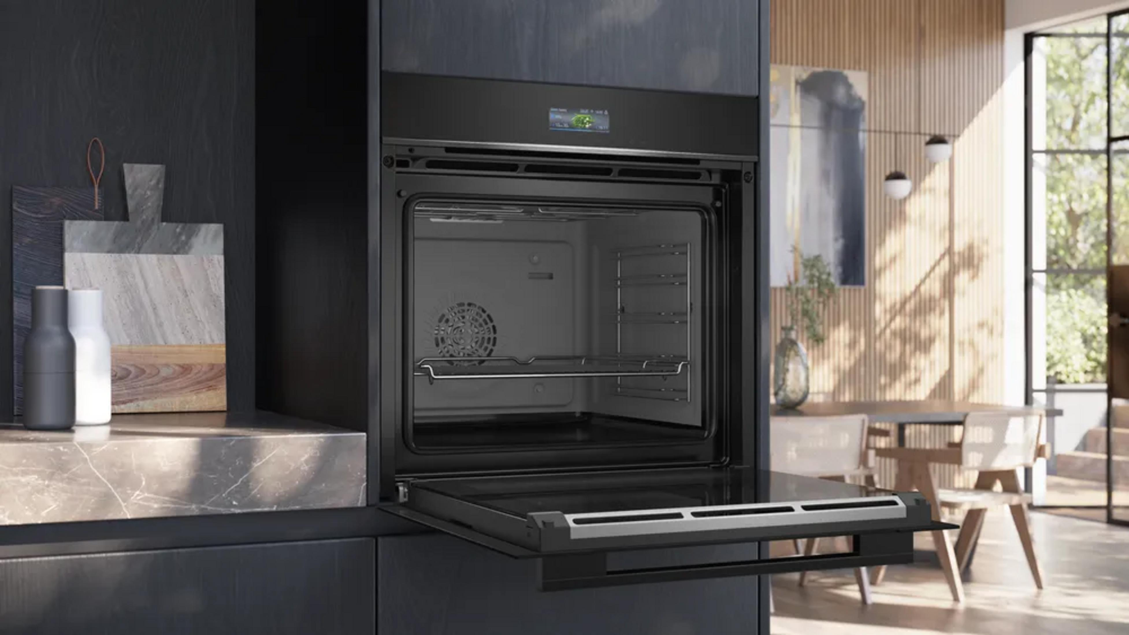 Four encastrable noir moderne avec porte ouverte dans une cuisine élégante.
