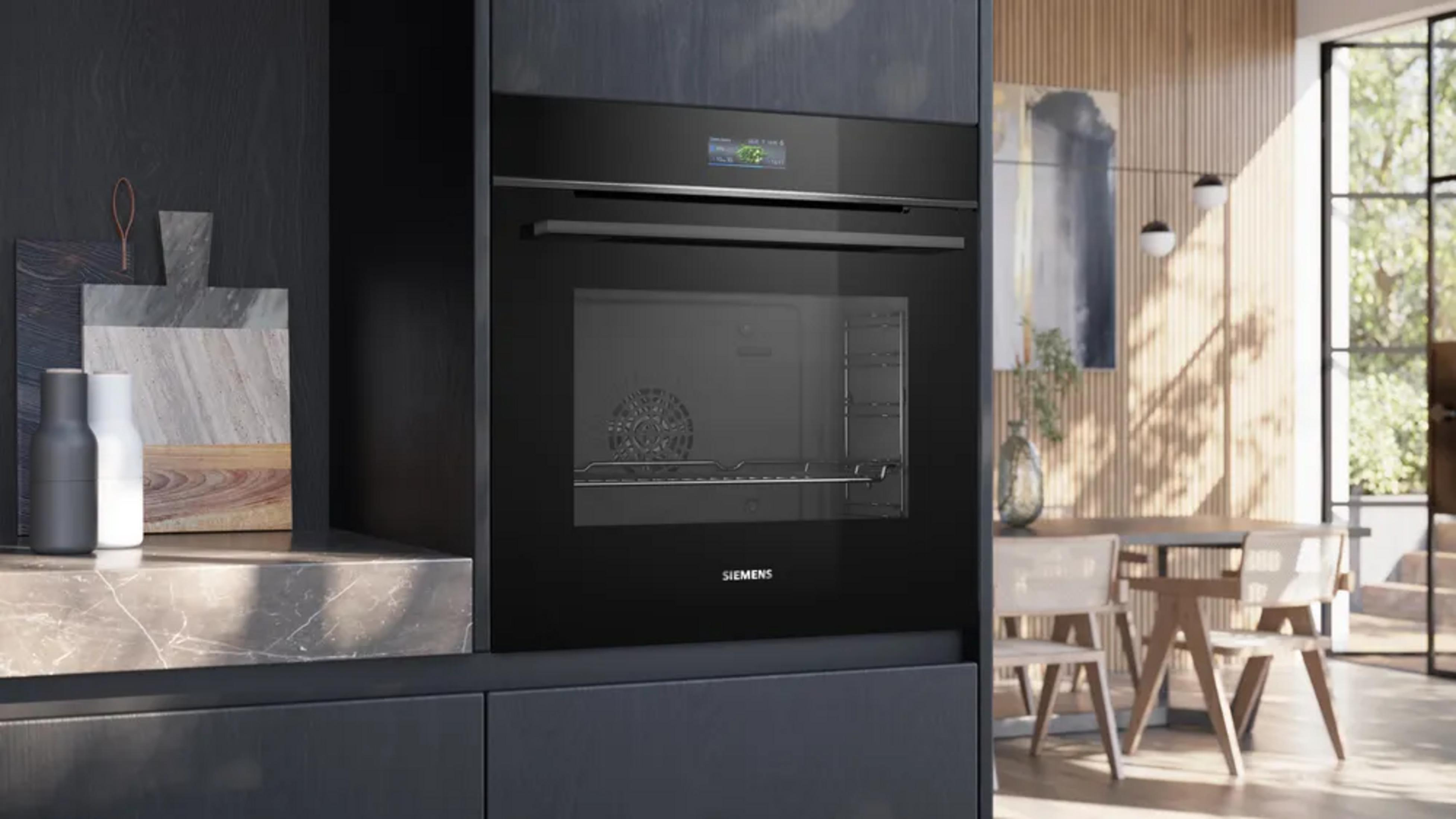 Four encastrable Siemens noir moderne dans une cuisine élégante avec des accents en bois.