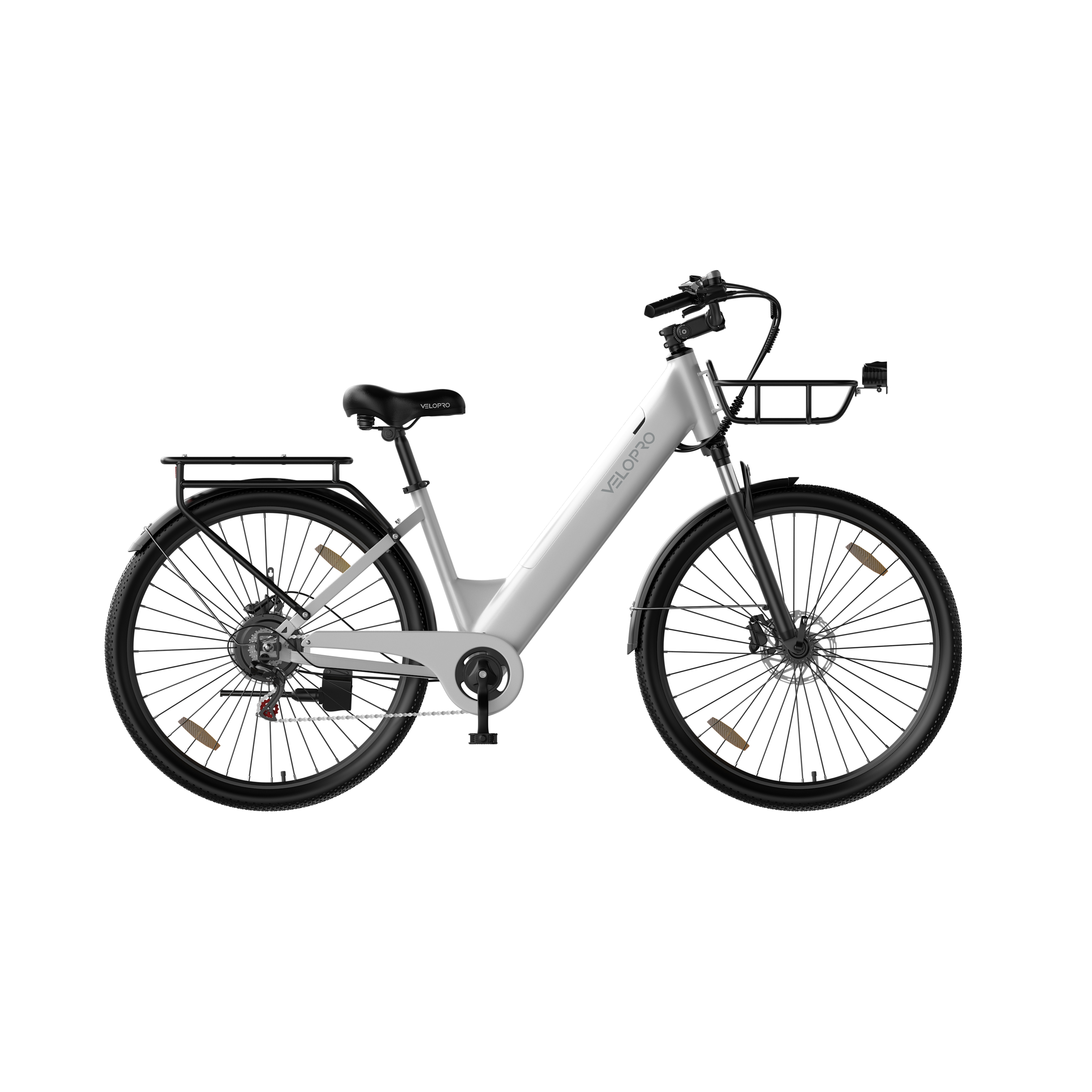 Ein silbernes Elektrofahrrad mit schwarzem Sattel, Frontkorb und Gepäckträger vor weißem Hintergrund.