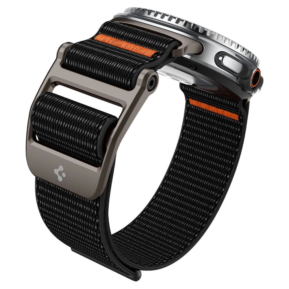 Uno smartwatch grigio con cinturino in tessuto nero e dettagli arancioni su sfondo bianco.