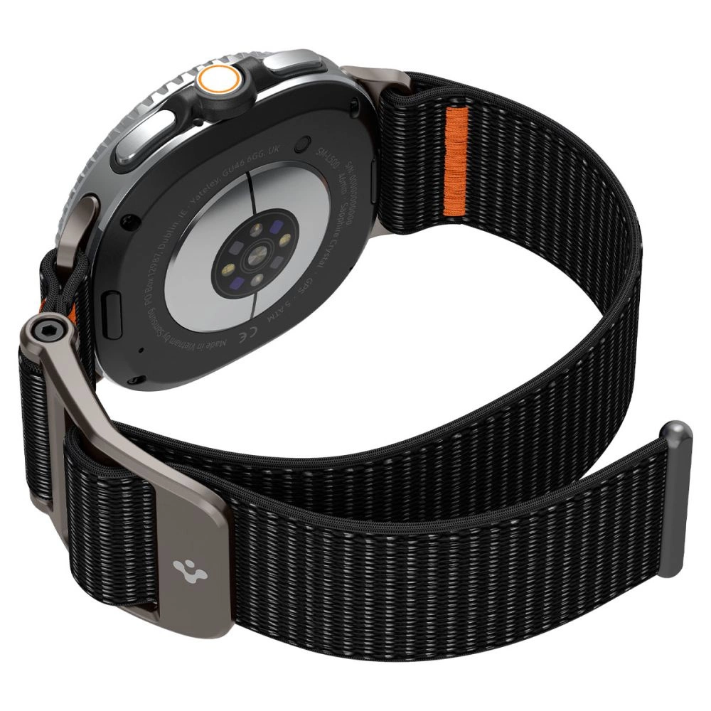Retro di uno smartwatch con sensori e cinturino in tessuto nero con dettagli arancioni su sfondo bianco.