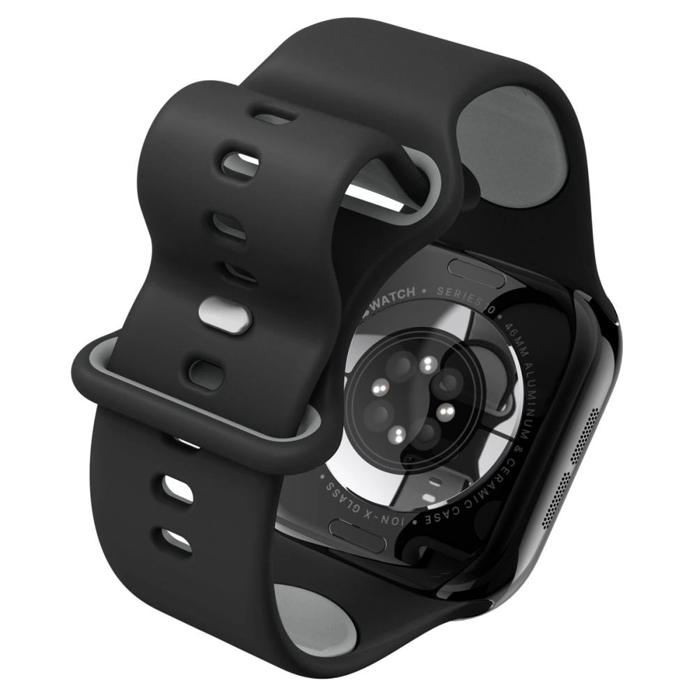 Retro di uno smartwatch nero con sensori e cinturino perforato su sfondo bianco.