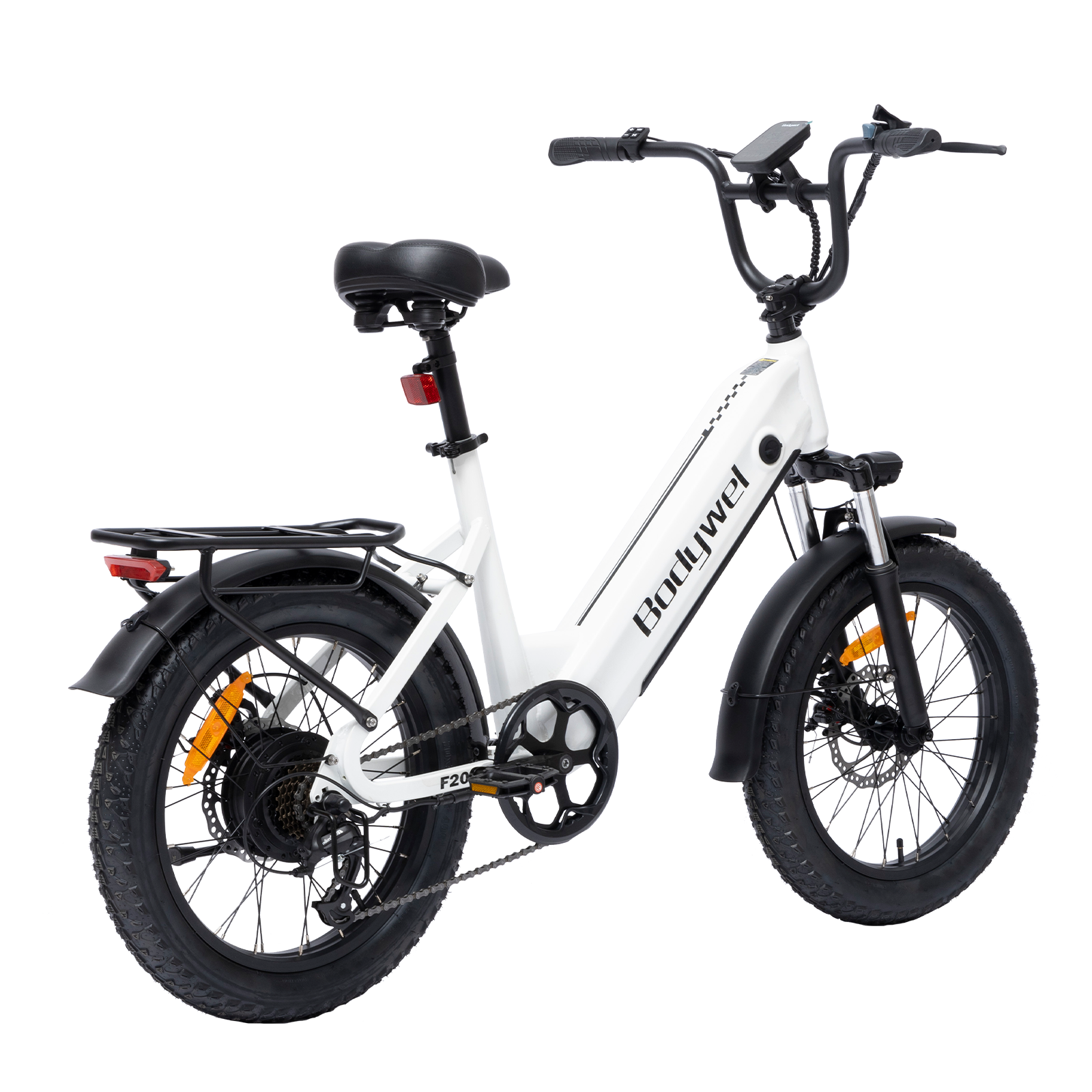Ein weißes E-Bike mit schwarzen dicken Reifen, Gepäckträger und hohem Lenker steht vor hellem Hintergrund.