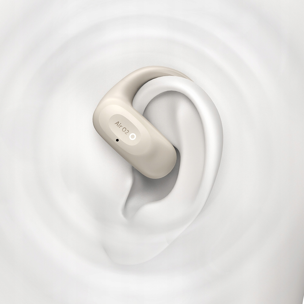 Un auricolare Air 02 color crema poggia su un orecchio bianco stilizzato su uno sfondo bianco ondulato e fluido.
