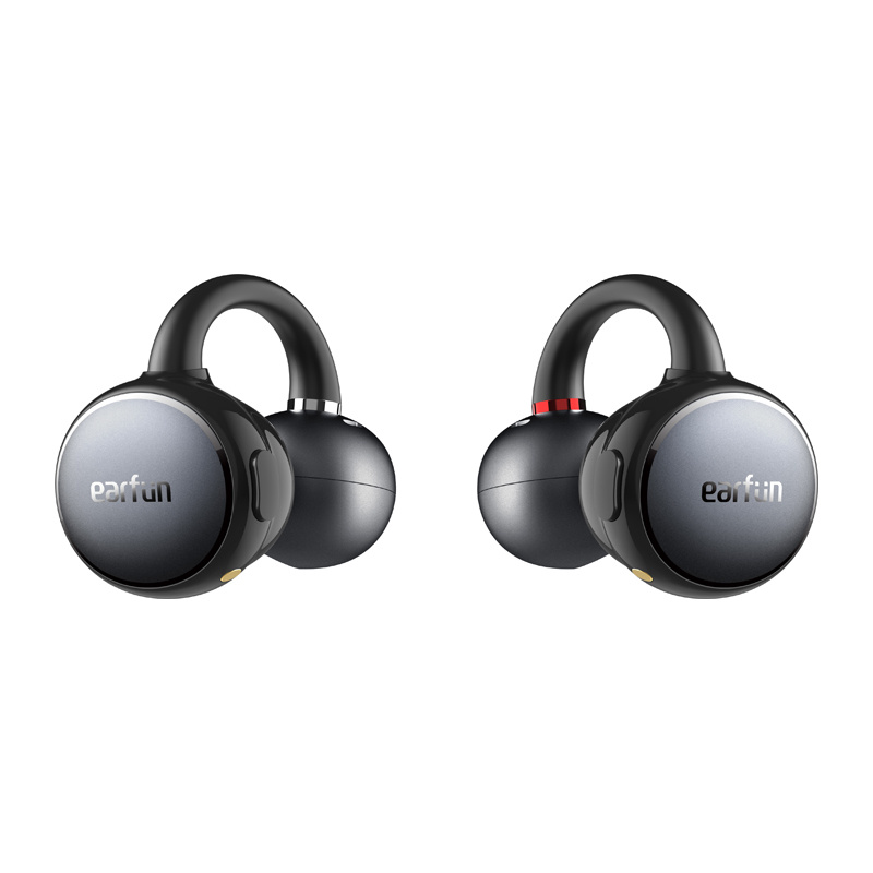 Due auricolari neri open-ear con archetti e logo EarFun argentato su sfondo bianco.