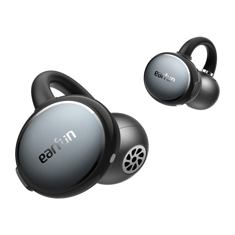 Due auricolari neri open-ear con archetti e marchio grigio su un pannello touch rotondo con sfondo bianco.