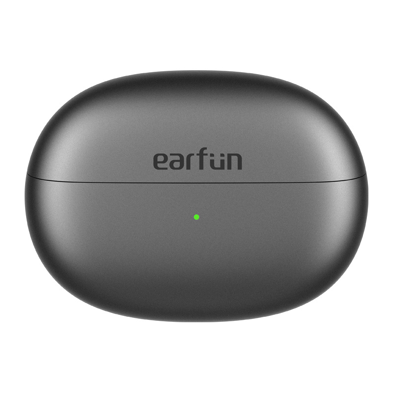 Una custodia di ricarica grigia per auricolari wireless EarFun con spia LED verde.