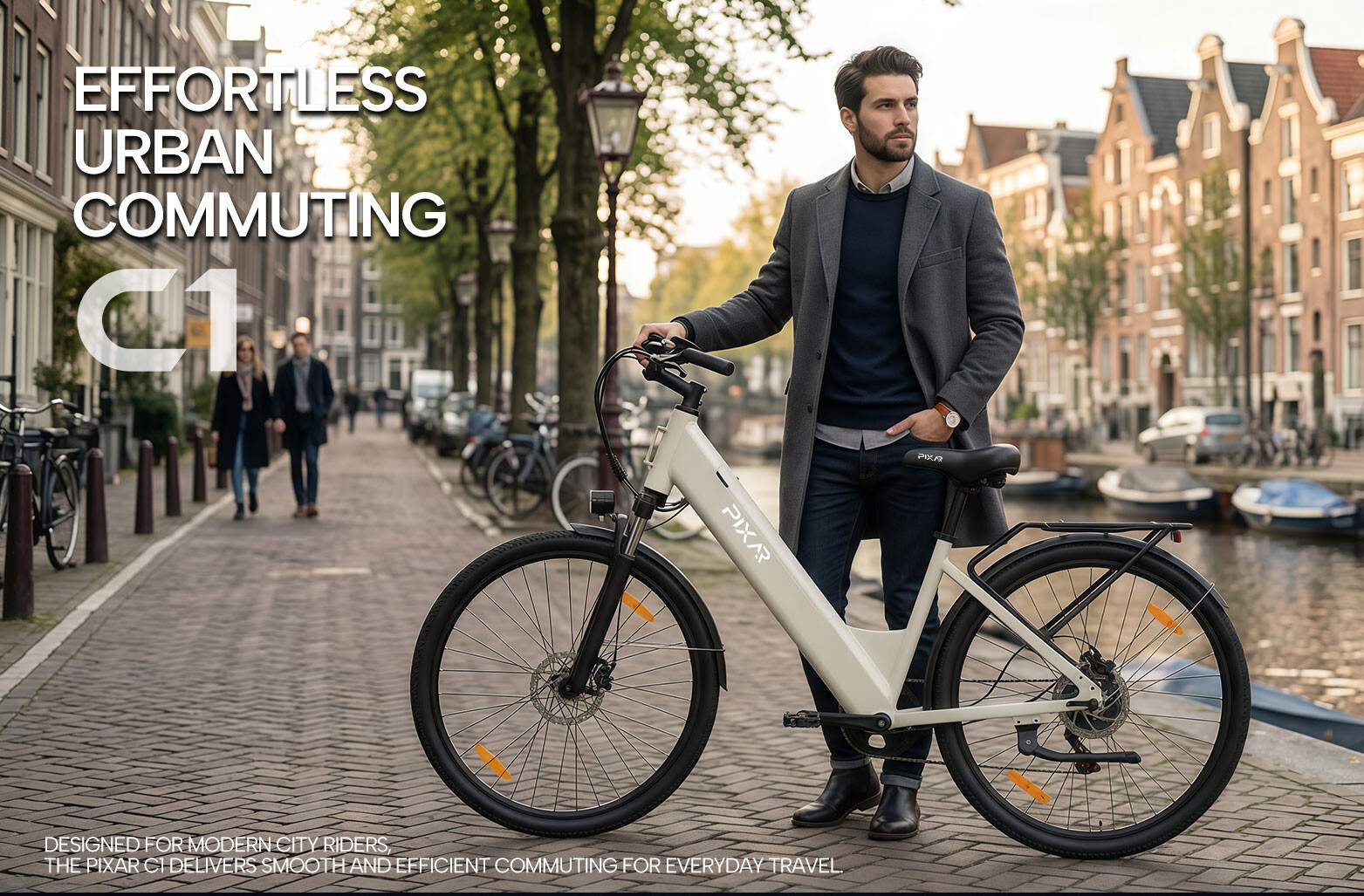 Ein stilvoller Mann steht mit einem cremefarbenen E-Bike auf einer historischen Straße am Kanal in Amsterdam.
