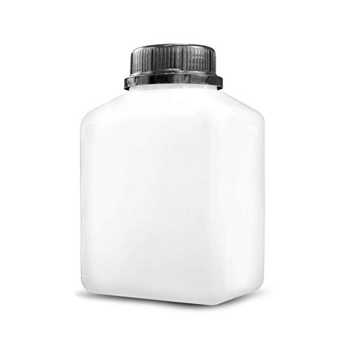 Eine weiße quadratische Plastikflasche mit einem schwarzen Deckel auf weißem Hintergrund.