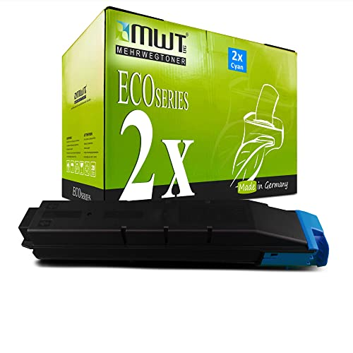 Eine gr üne MWT EcoSeries Tonerbox mit zwei cyanfarbenen Tonerkartuschen davor auf weißem Grund.