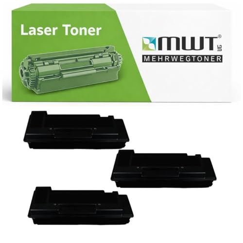 Drei schwarze Lasertoner-Kartuschen vor einer weißen und grünen MWT-Mehrwegtoner Verpackung.