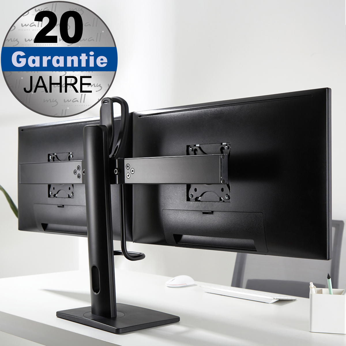 Vista posteriore di due monitor neri montati su un supporto da scrivania con 20 anni di garanzia.