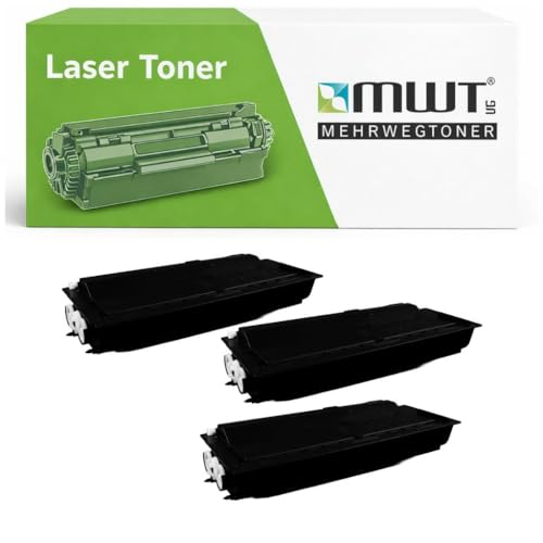 Drei schwarze Lasertoner-Kartuschen liegen vor einer grün-weißen Produktverpackung der Marke MWT.