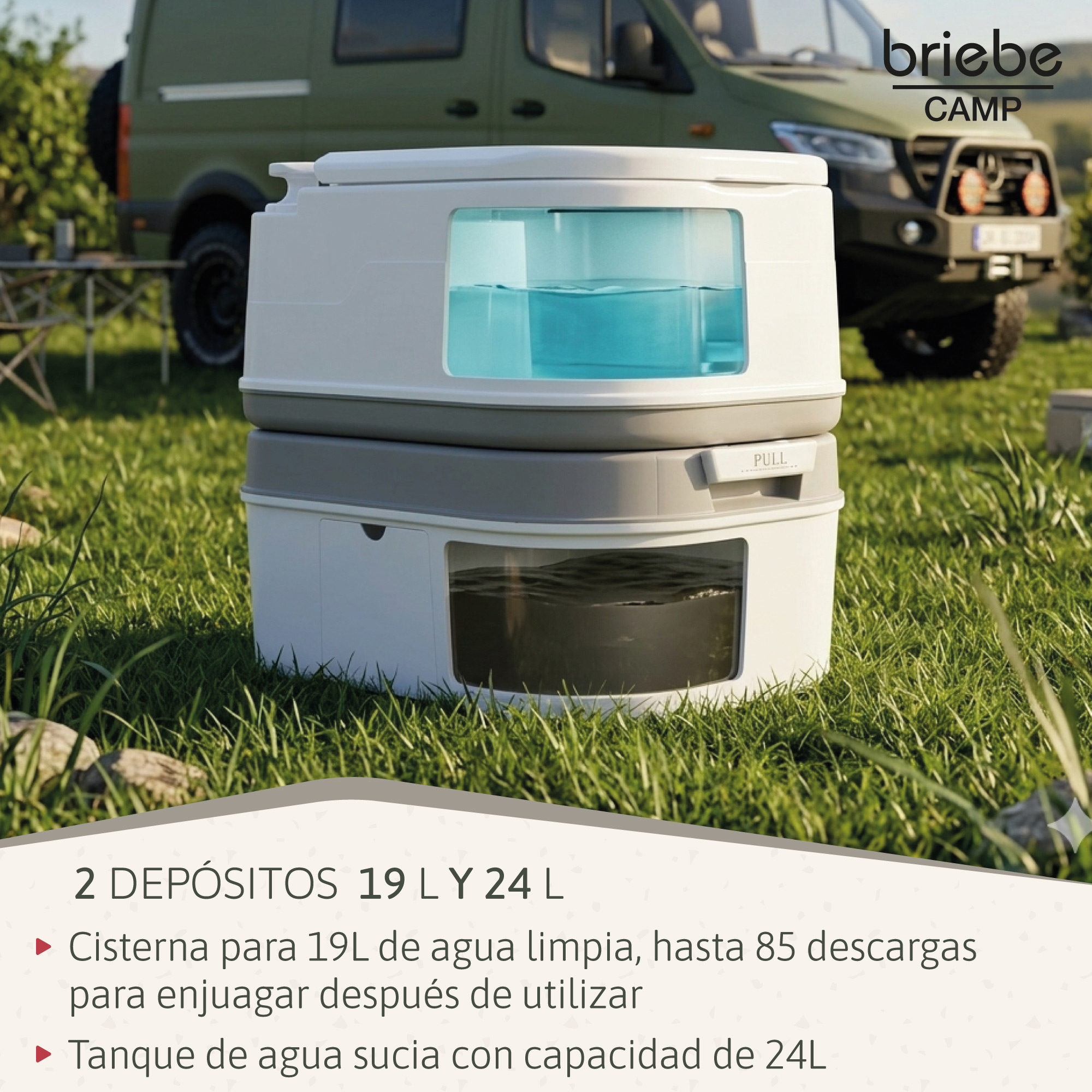Inodoro portátil de camping con niveles de agua en el césped y una furgoneta camper verde al fondo.