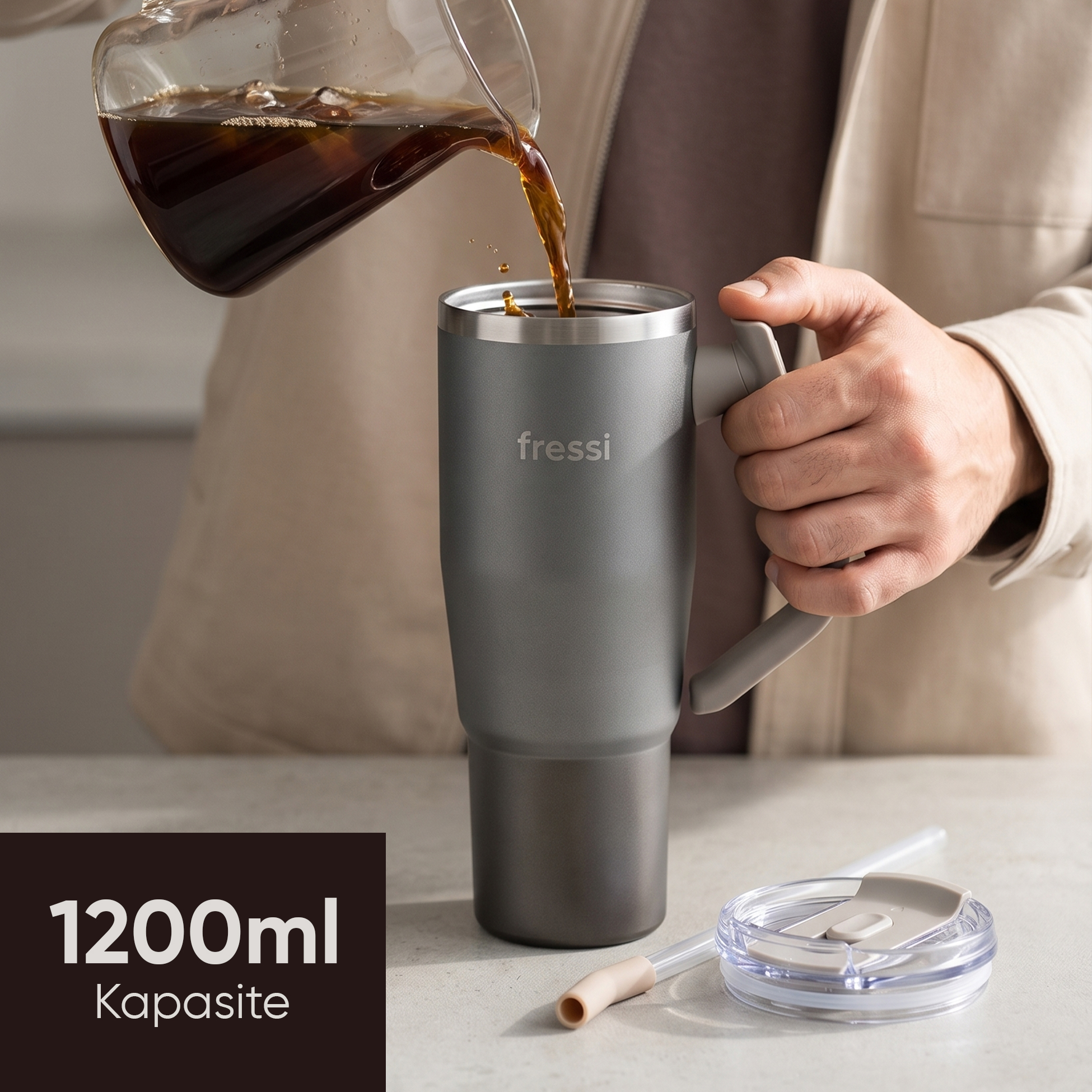 1200 ml kapasiteli gri Fressi bardağa kahve dökülüyor.