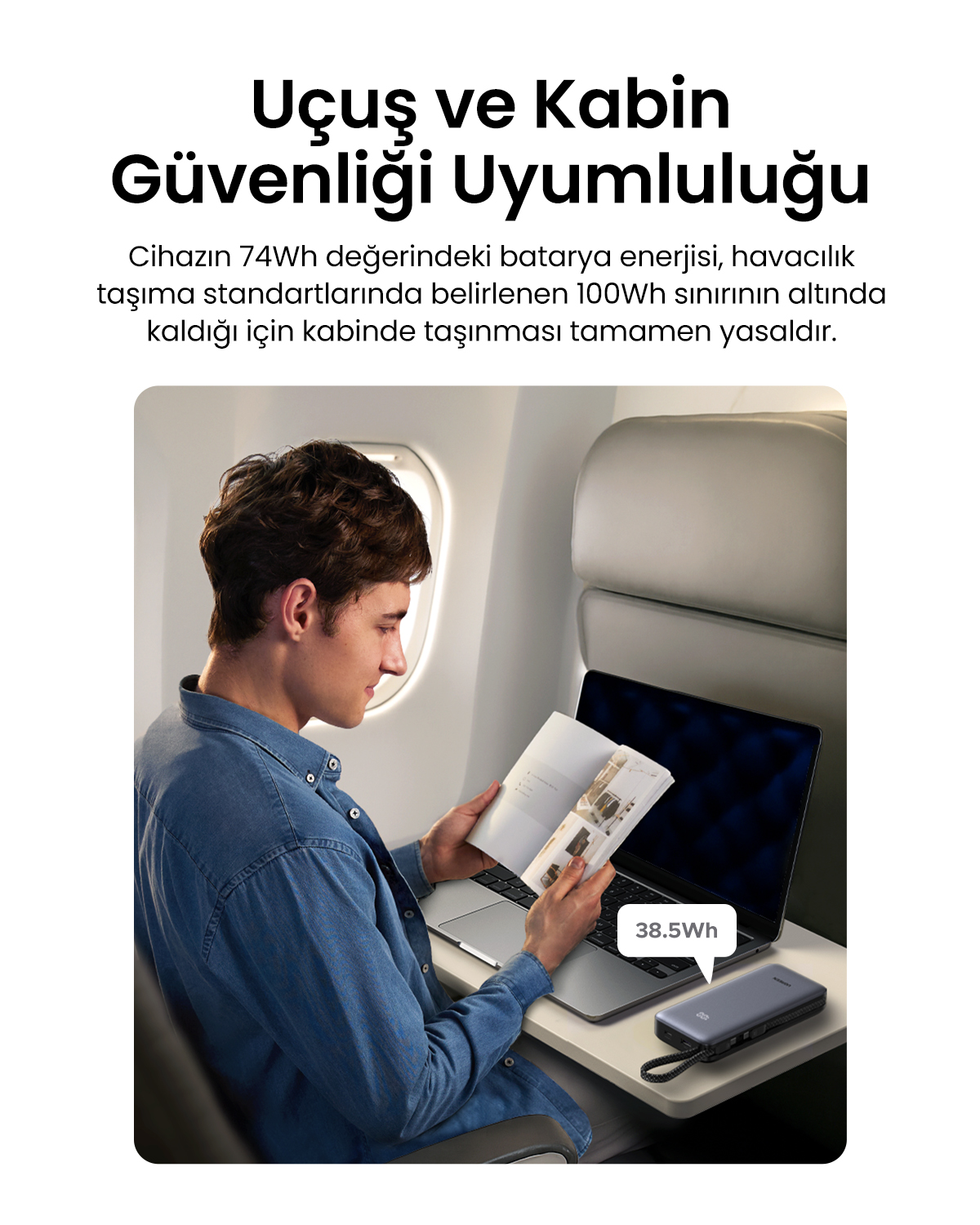 Un uomo siede su un aereo e legge un opuscolo accanto a un computer portatile e a un power bank da 38.5Wh.