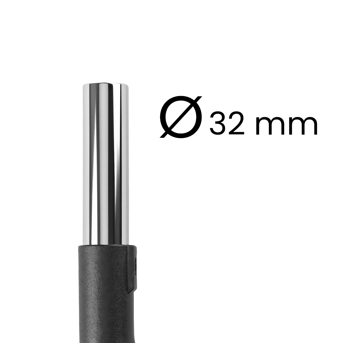 Un tube en métal argenté de 32 mm de diamètre sort d'un support sombre sur fond blanc.