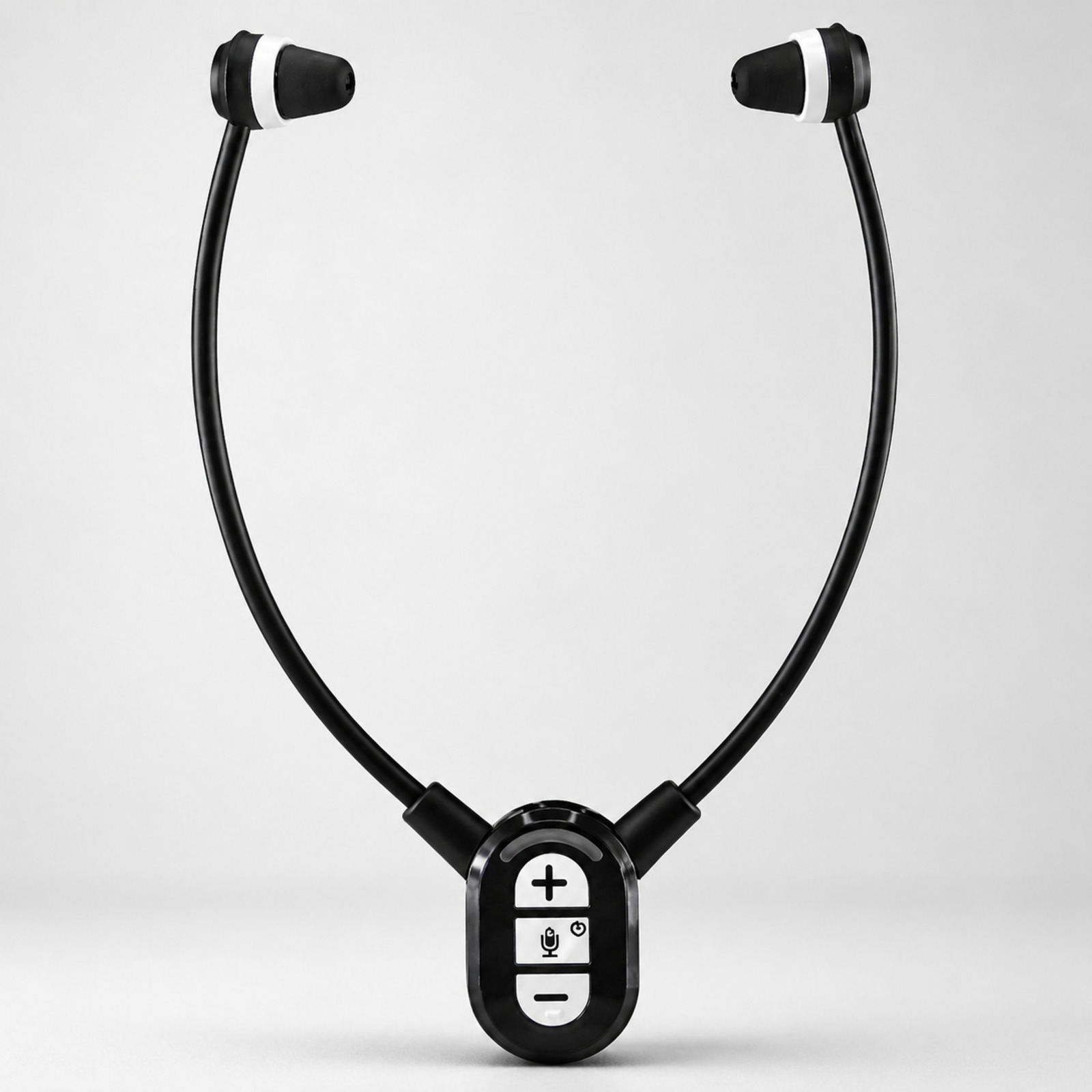 Ein schwarz-weißes Nackenbügel-Headset mit Ohrhörern und Steuereinheit vor schlichterem Hintergrund.