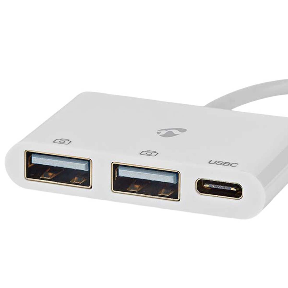 Ein weißer USB-Hub mit zwei USB-A- und einem USB-C-Anschluss, verbunden mit einem Kabel vor weißem Hintergrund.