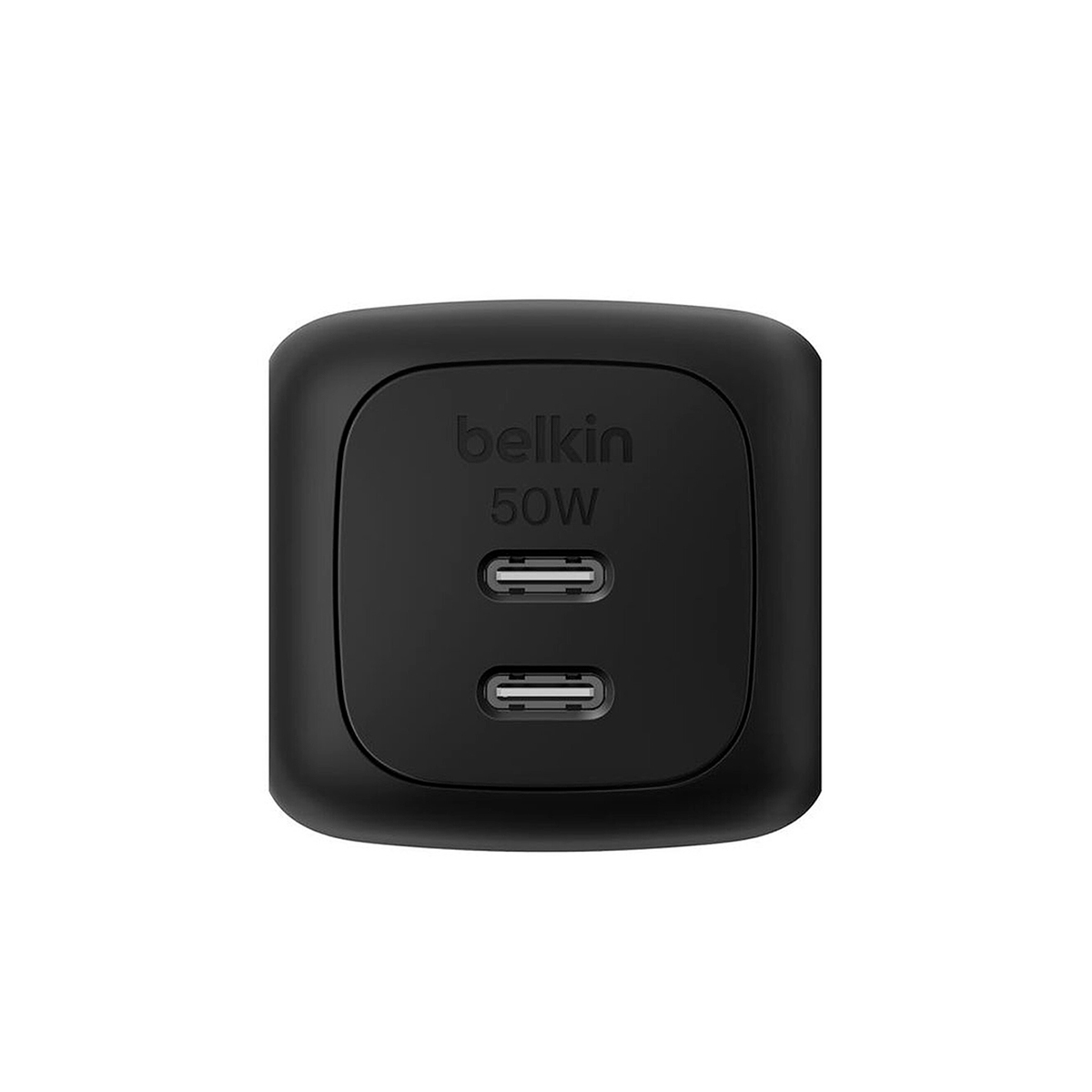 Un caricabatterie da muro nero Belkin da 50W con due porte USB-C su sfondo bianco.