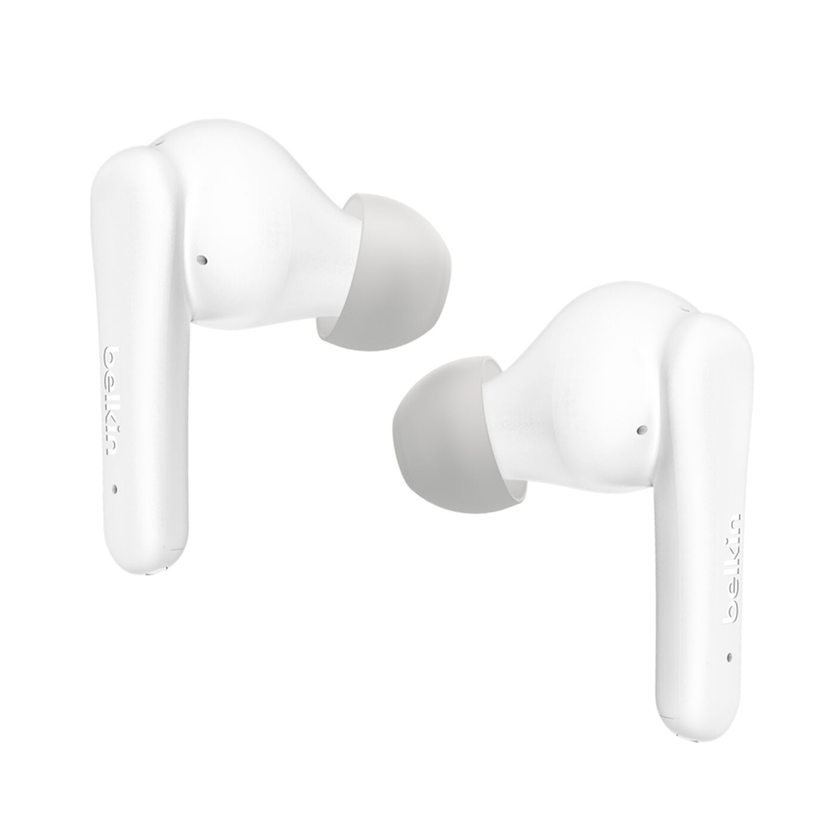 Due auricolari wireless bianchi con punte in silicone grigio e logo Belkin su sfondo bianco.