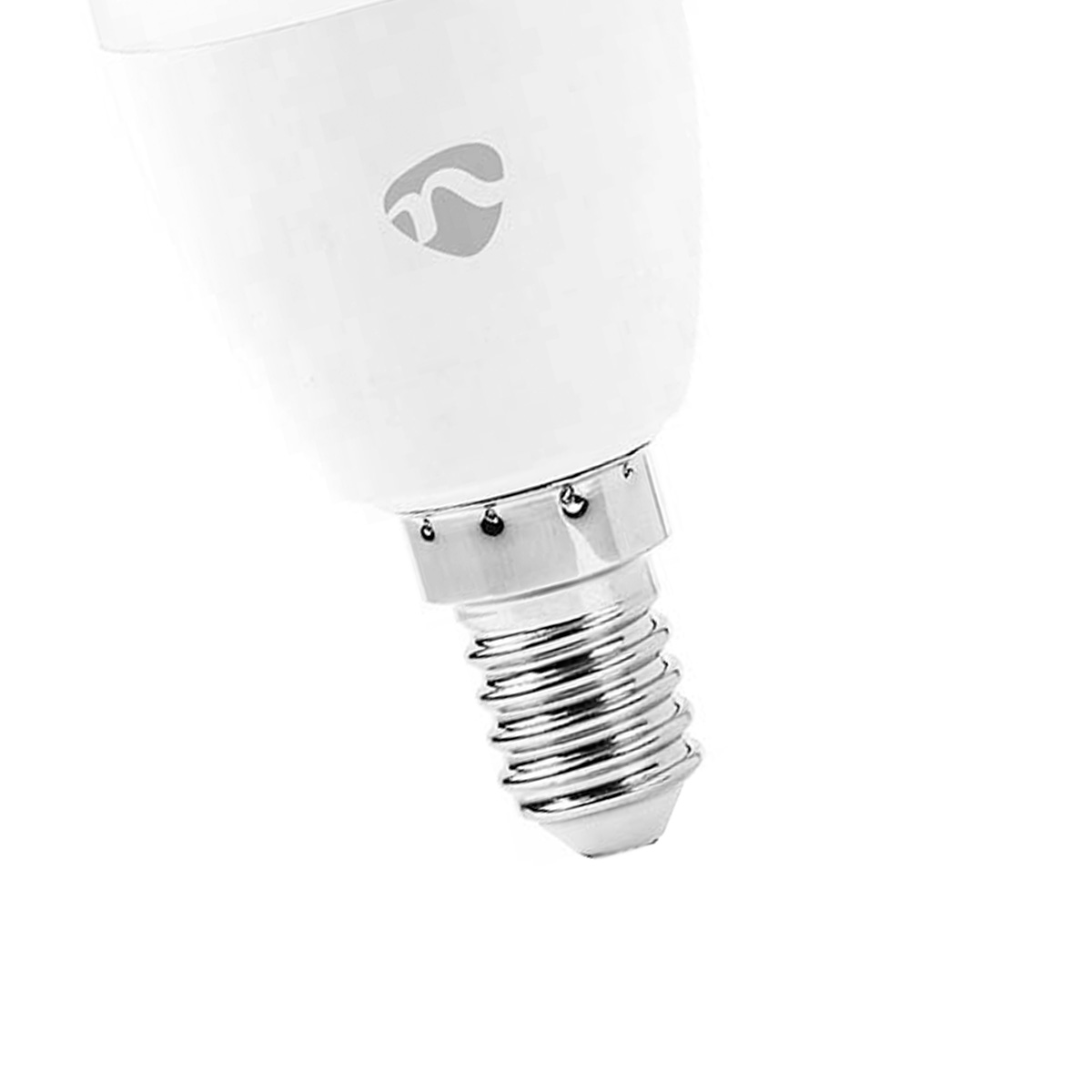 Primo piano di una lampadina LED bianca con base a vite argentata e logo sul corpo, isolata su sfondo bianco.