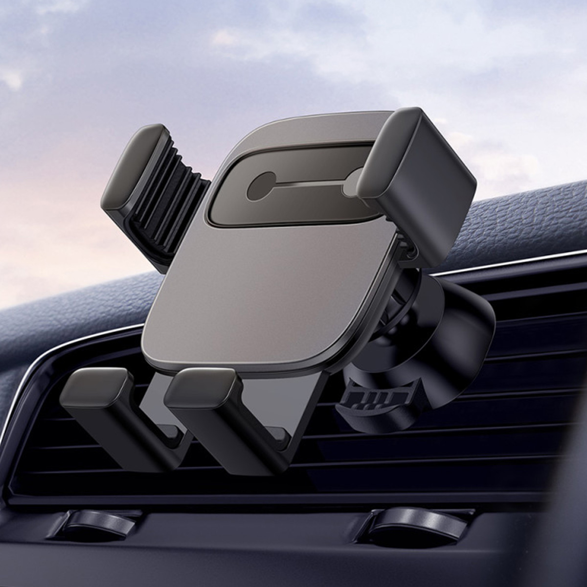 Un supporto grigio per smartphone è fissato alle bocchette dell'aria di un'auto.