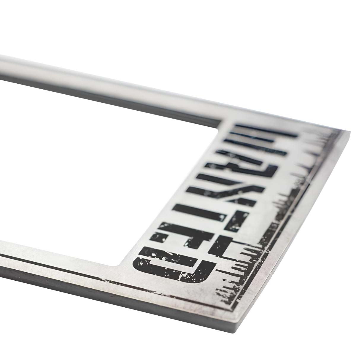 Portaplaca de metal con acabado plateado y el texto impreso en negro WANTED.