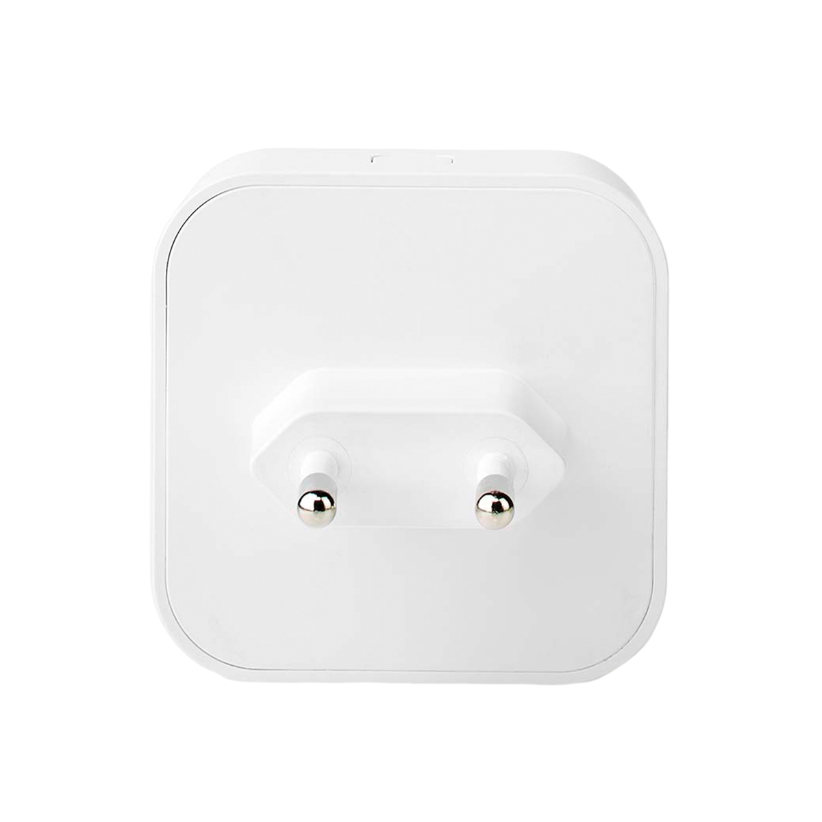 Ein weißer, quadratischer Wandstecker mit zwei runden Metallstiften auf einer weißen Oberfläche.
