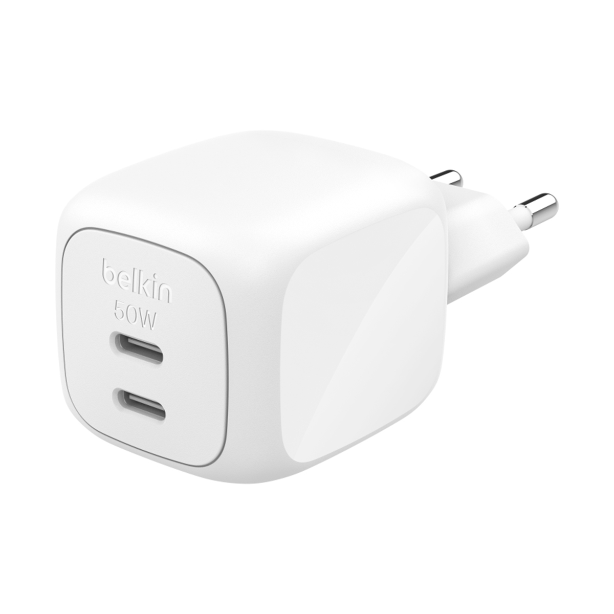 Un caricabatterie da muro bianco Belkin da 50W con due porte USB-C su sfondo bianco.