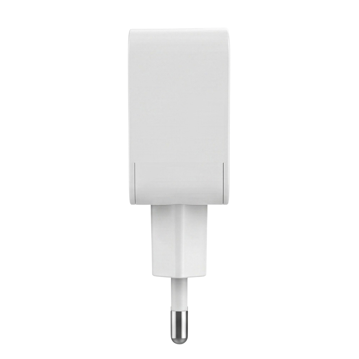 Un adattatore da parete bianco con perno di terra su fondo bianco.