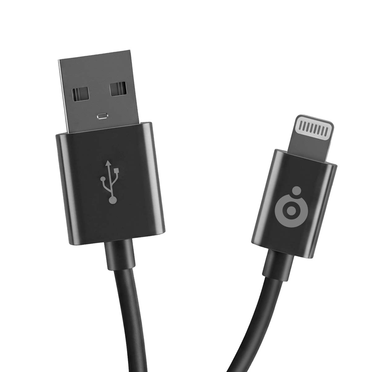 Un cavo di ricarica nero USB-A e Lightning su sfondo bianco.