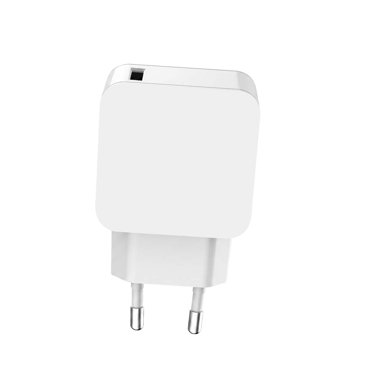 Un cargador de pared blanco con un puerto USB y dos clavijas redondas sobre un fondo blanco.