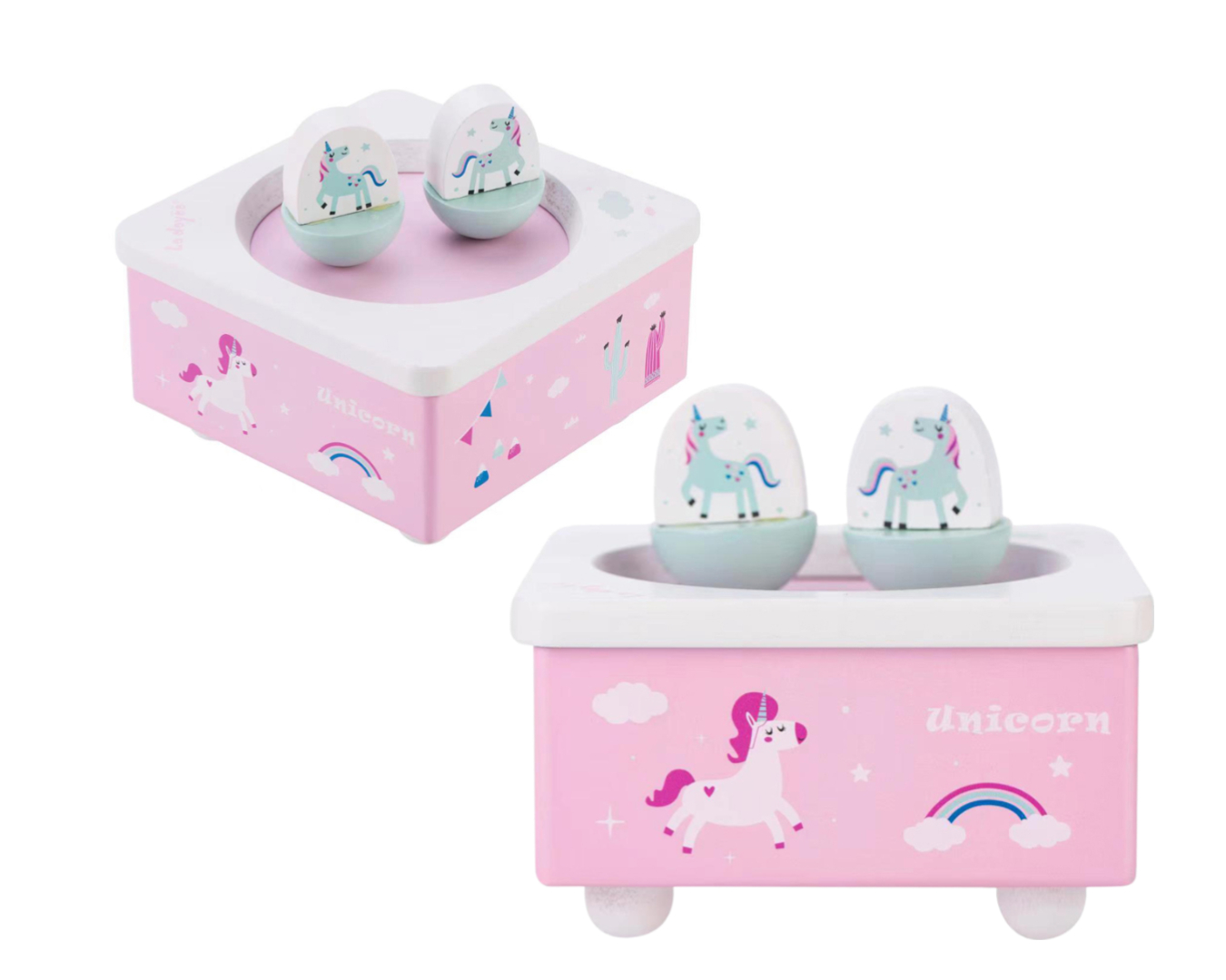 Tostapane giocattolo rosa con tema unicorno e due uova di legno con stampe di unicorno su sfondo bianco.