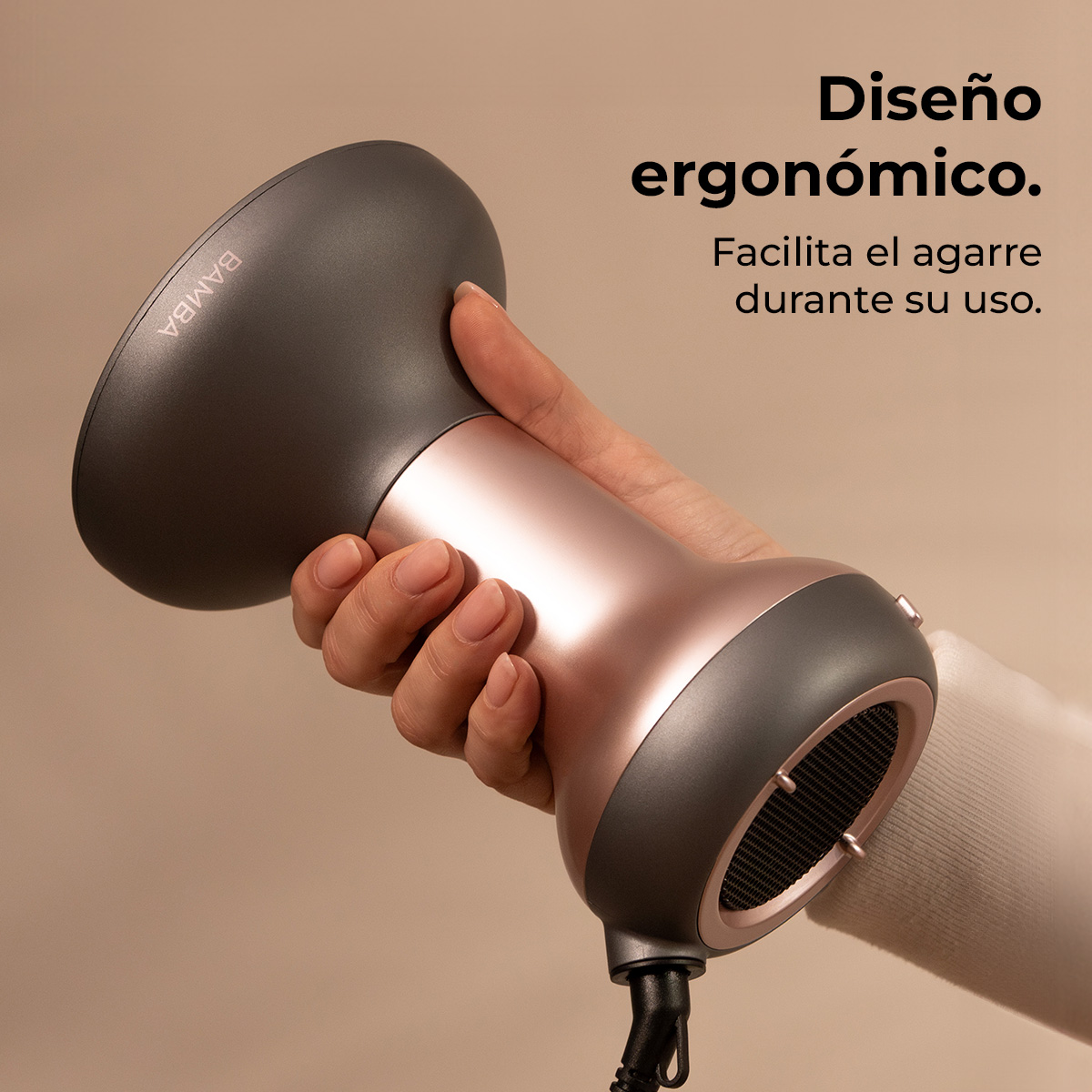Una mano tiene un asciugacapelli grigio e oro rosa su sfondo beige con testo.