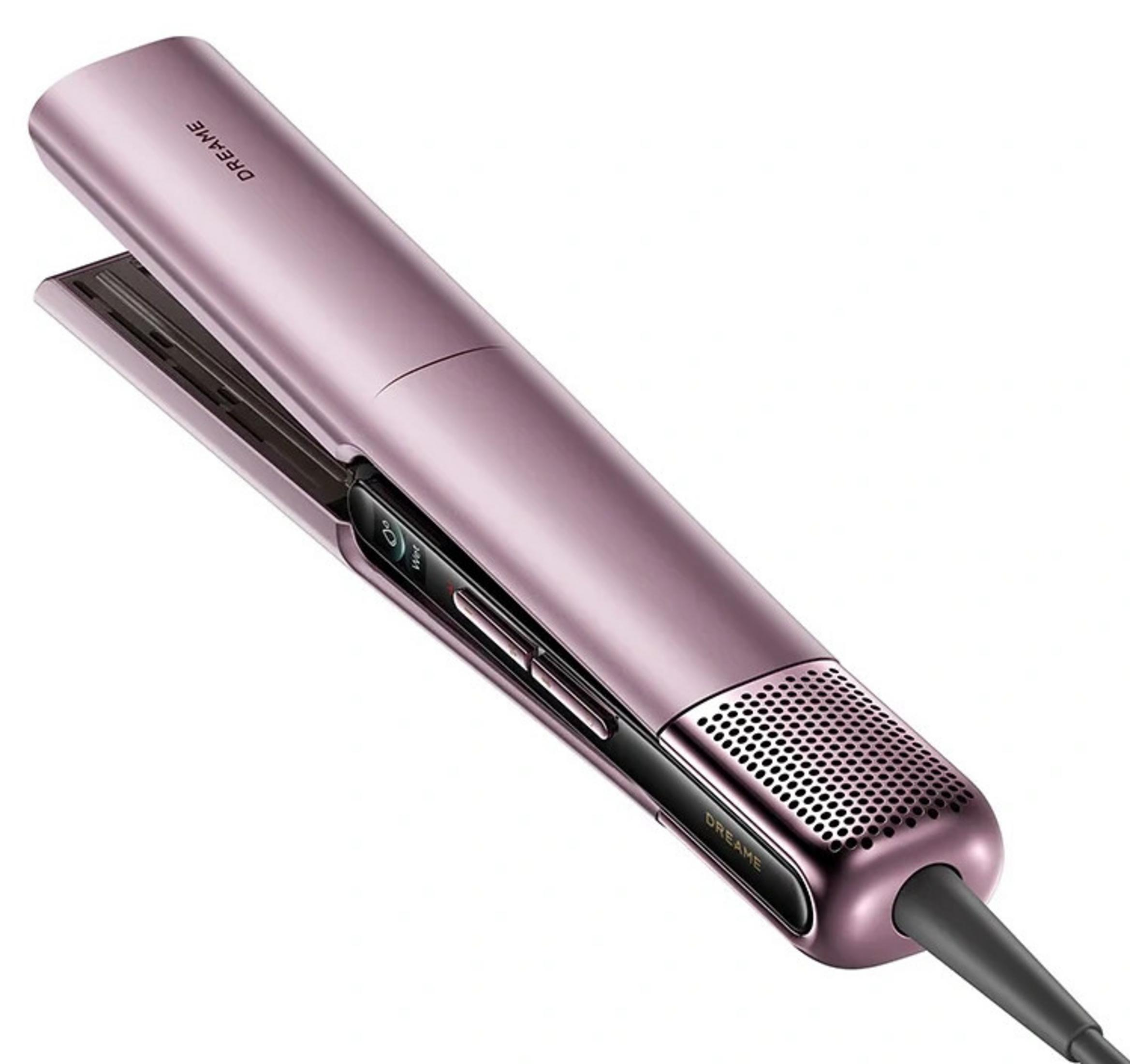 Una piastra per capelli rosa metallizzato con display digitale, griglie di ventilazione e cavo collegato su sfondo bianco.