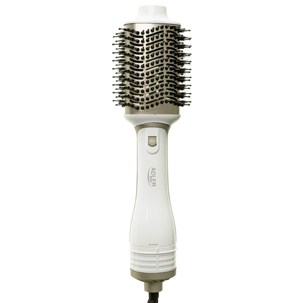 Una spazzola per capelli ad aria calda bianca e argento con setole nere e logo sul manico.