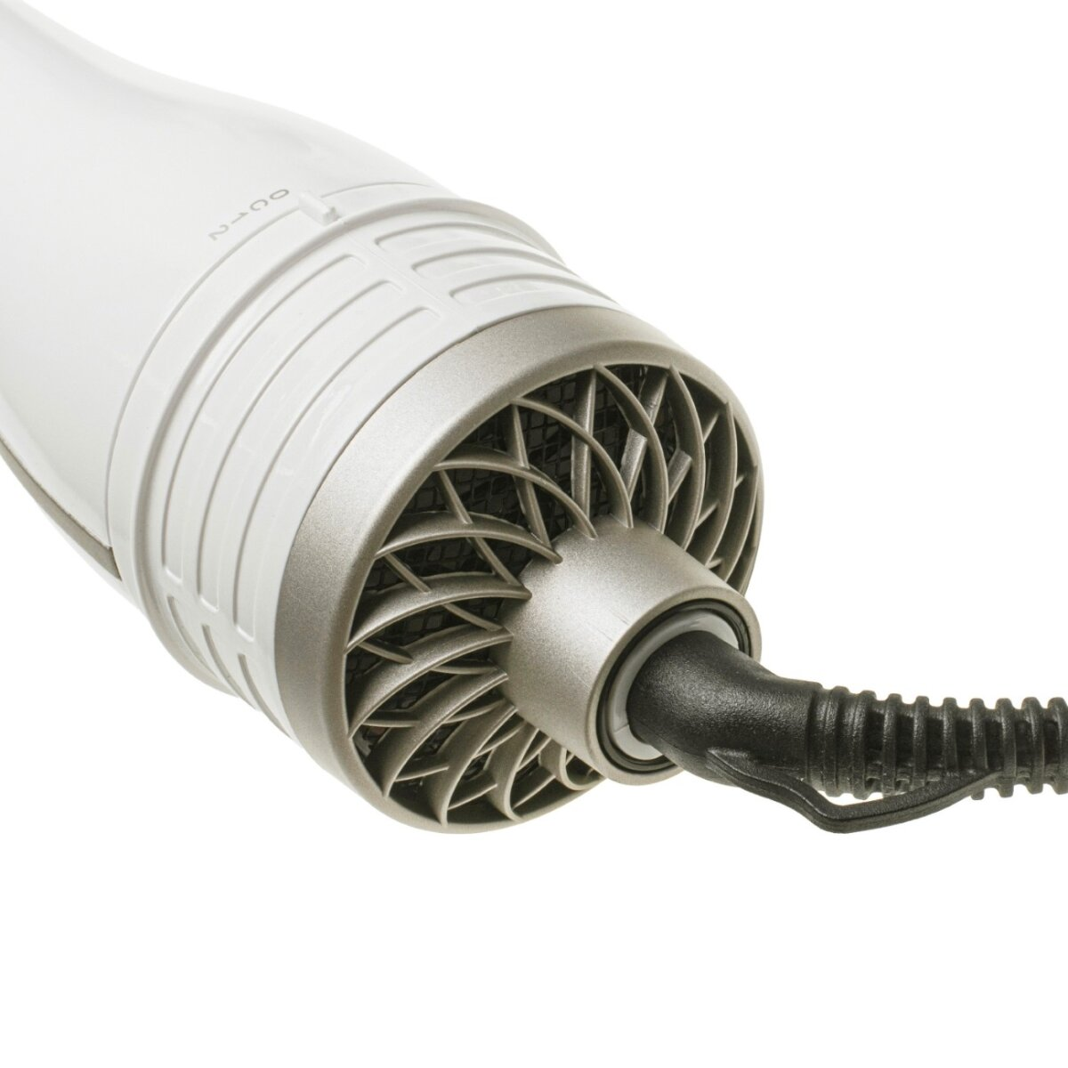Retro di un asciugacapelli bianco con griglia argentata e cavo nero su sfondo bianco.