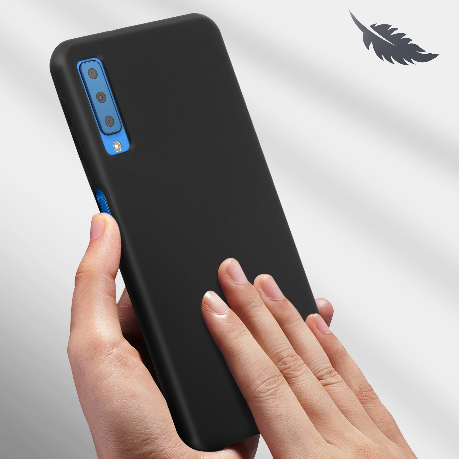 Una mano regge uno smartphone nero con fotocamera blu e tasto laterale, grafica di piuma in alto.