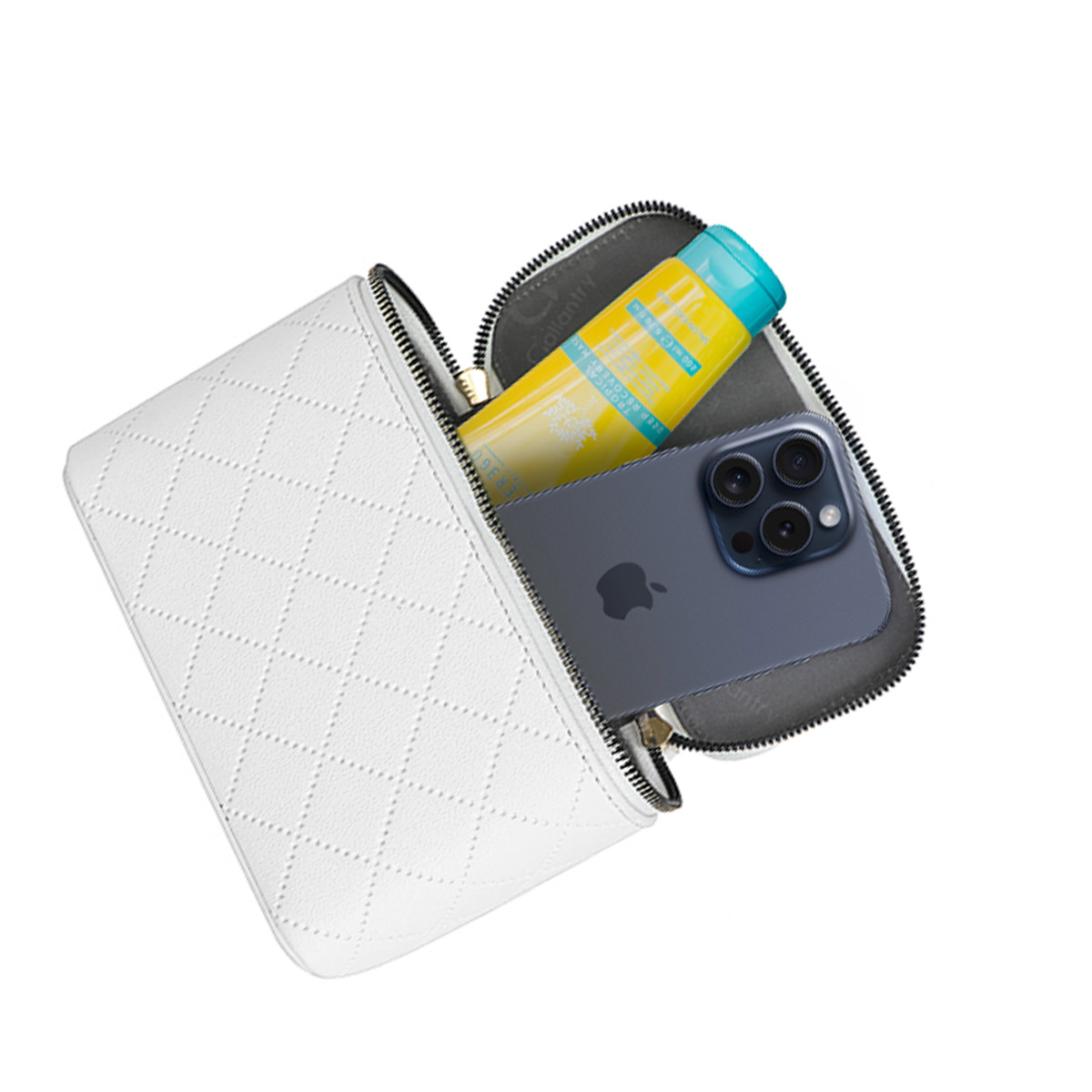 Un neceser blanco acolchado y abierto que contiene un smartphone y una botella amarilla.