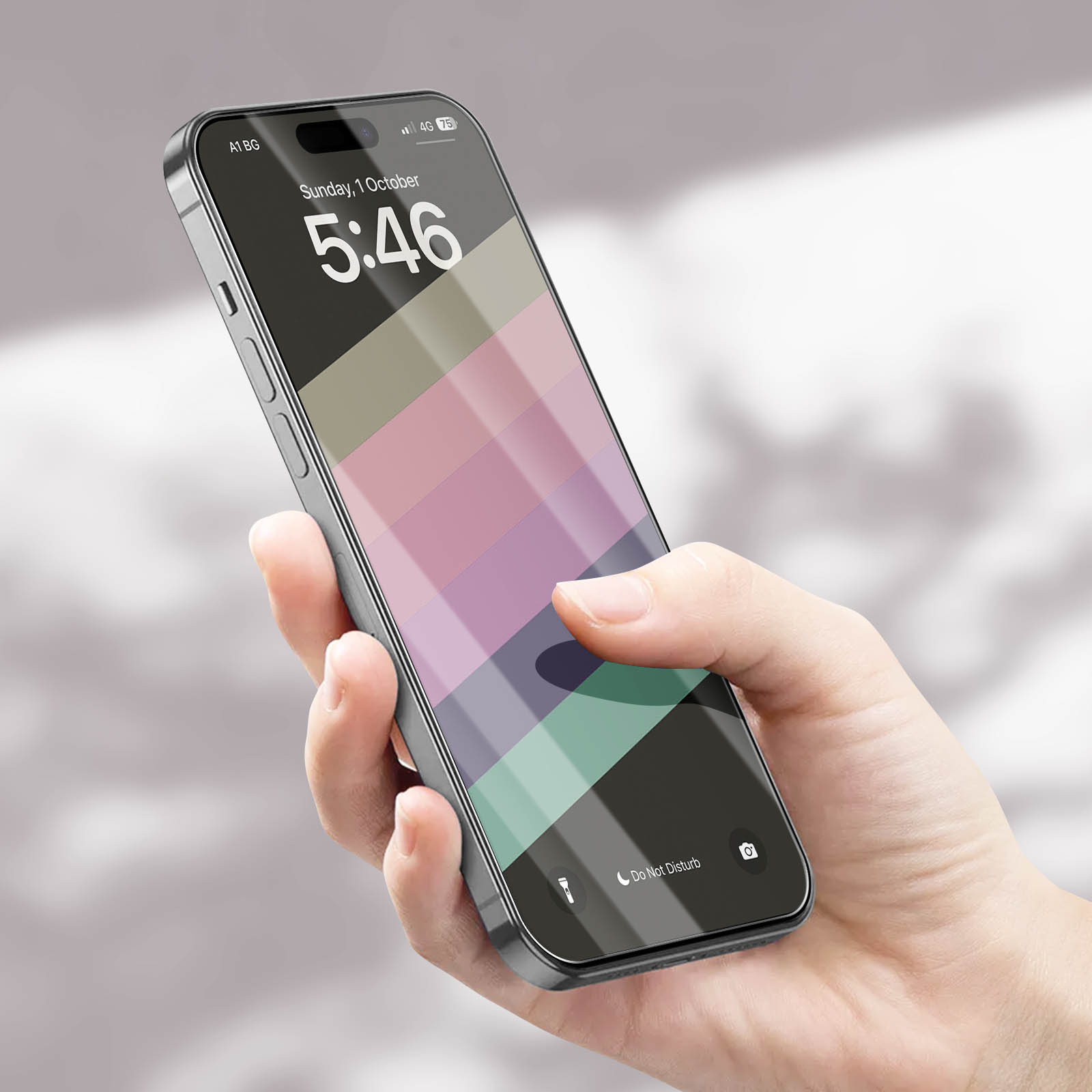 Una mano tiene uno smartphone con un motivo a righe di colori pastello.