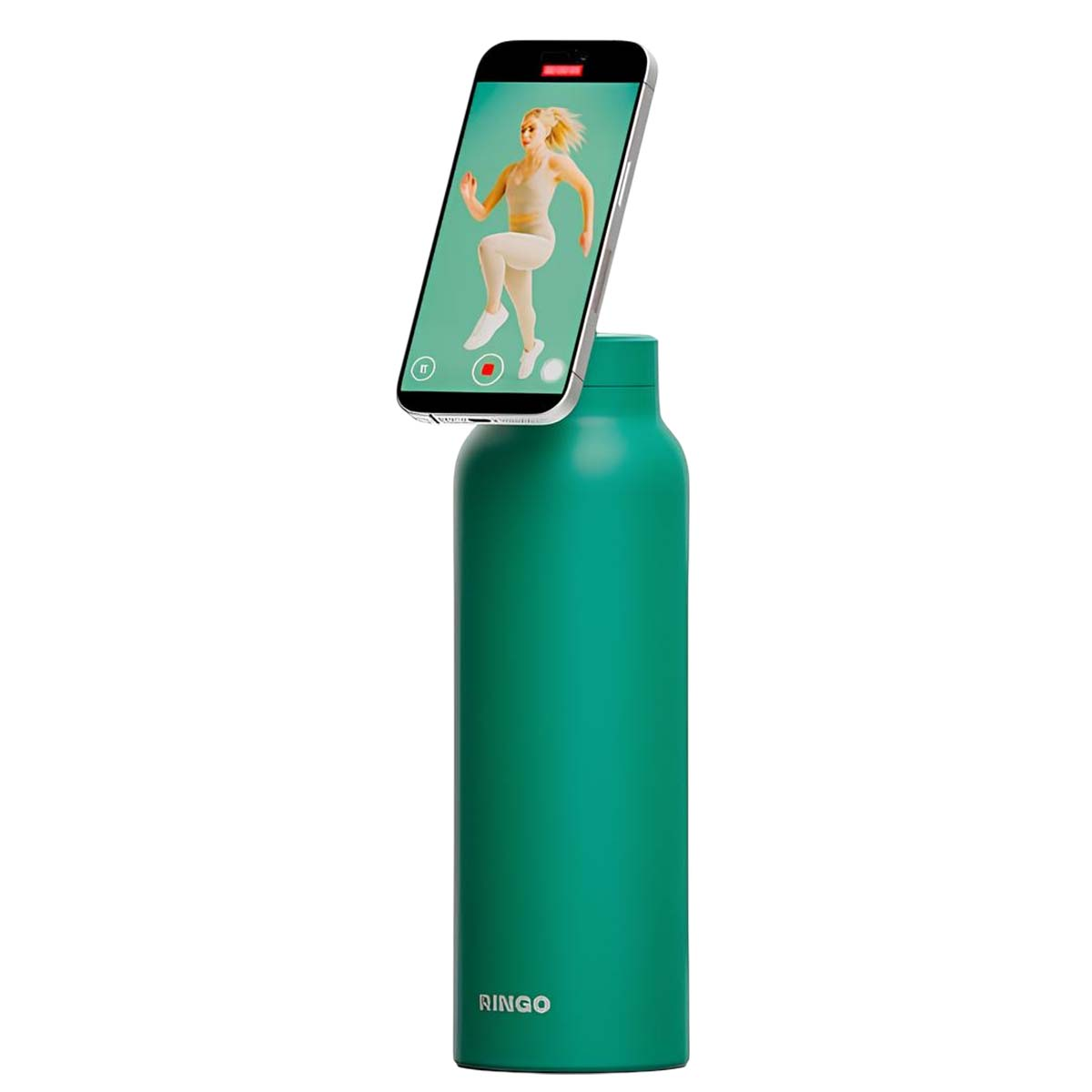 Un smartphone con una app de fitness sobre una botella verde Ringo en un fondo blanco.