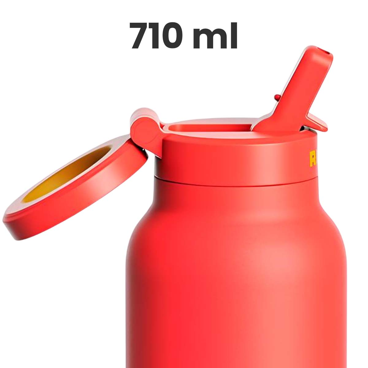 Botella de agua roja con capacidad de 710 ml, tapa abierta y pajita sobre fondo blanco.